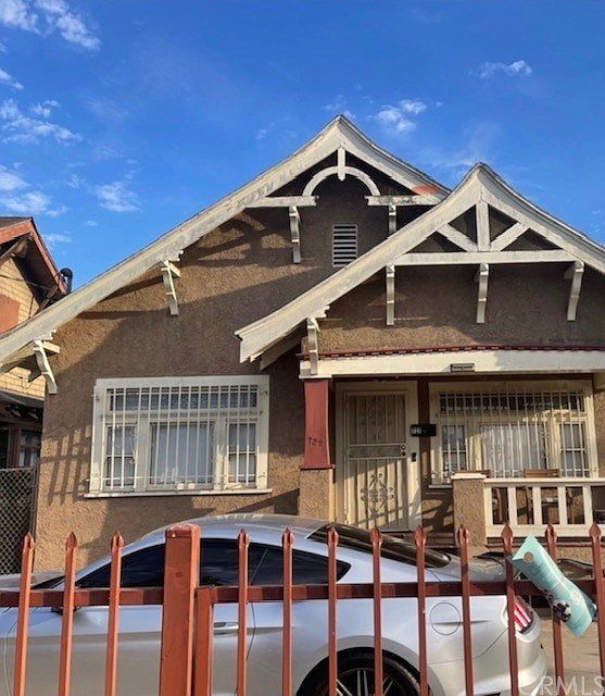 2nd image of 722 W 57th St