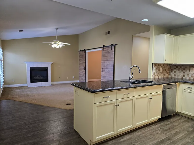 8836 N Del Mar Ave — Photo 8