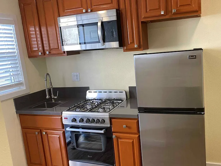 6410 N Paramount Blvd — Photo 2