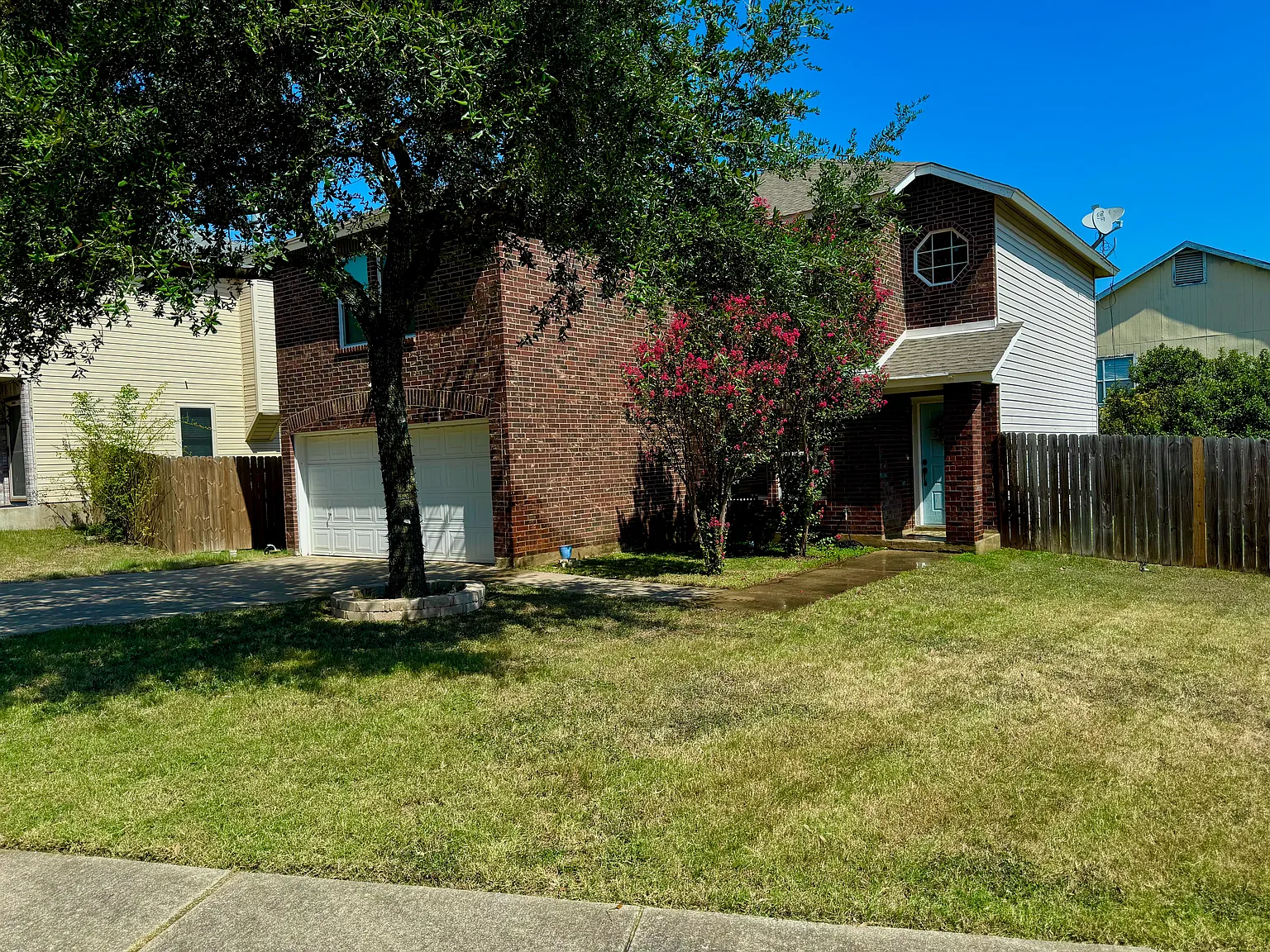 3 bed, 2.5 bath, 2186 sqft, $2,400 — Photo 2