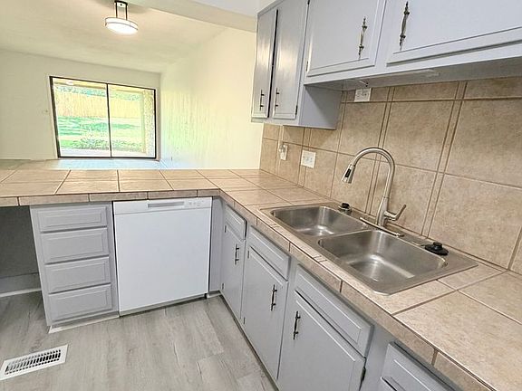 5th image of 134 Colony Dr