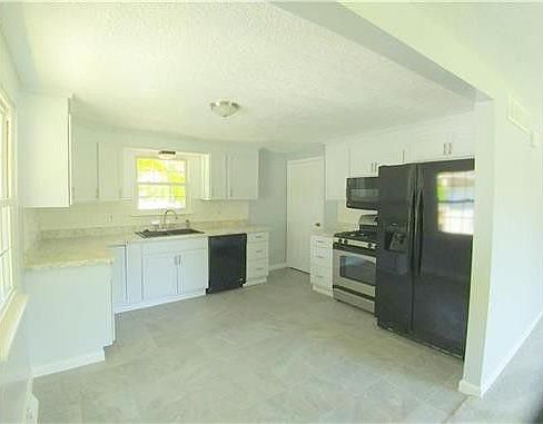 3rd image of 2417 Garland St