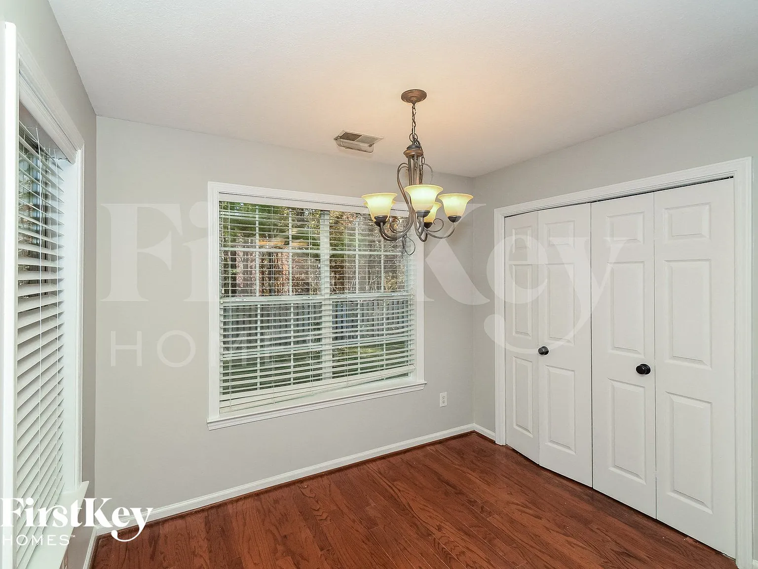 3 bed, 2.0 bath, 1293 sqft, $1,820 — Photo 4