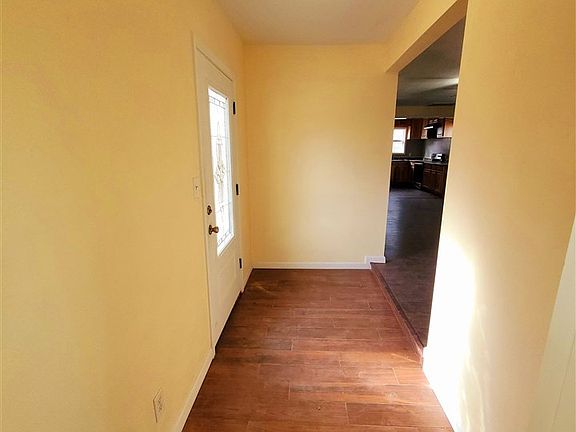 2nd image of 1404 N Lee Cir
