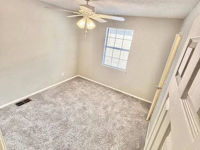 415 Valley Dr — Photo 9