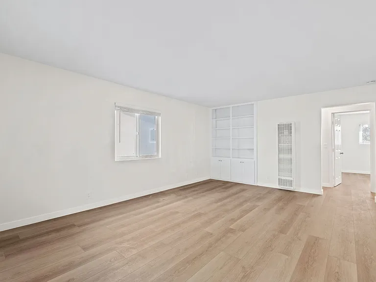 121 E Bay St — Photo 8