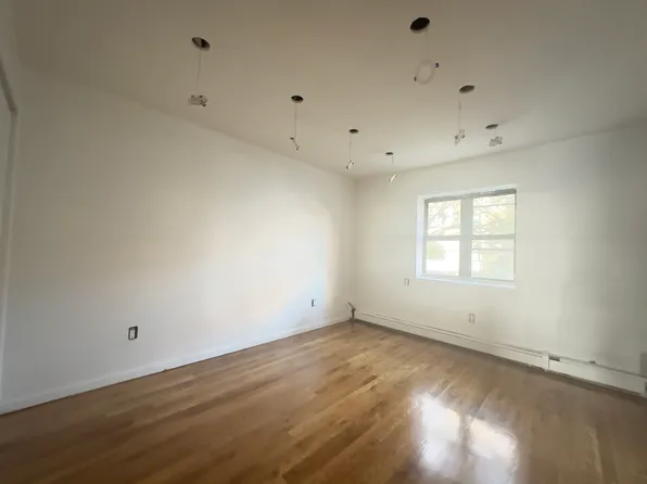 831 Willoughby Avenue image 11 of 12