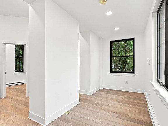 4th image of 3206 Dauphin St #179E3763