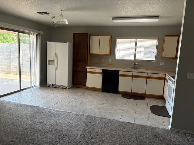 3 bed, 1304 sqft, $2,000 — Photo 2