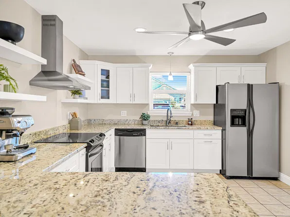 207 Beach Dr APT A, Destin, FL 32541