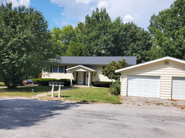 109 Village Dr APT 2, Carbondale, IL 62902