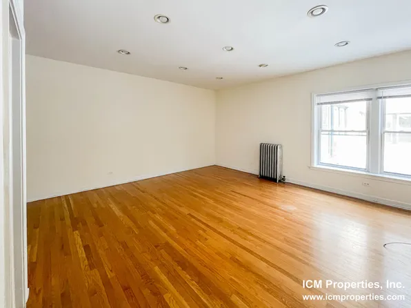 3910 N Pine Grove Ave, Chicago, IL