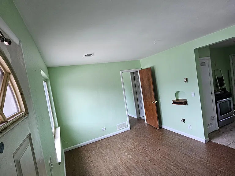335 W Yale Ave — Photo 2