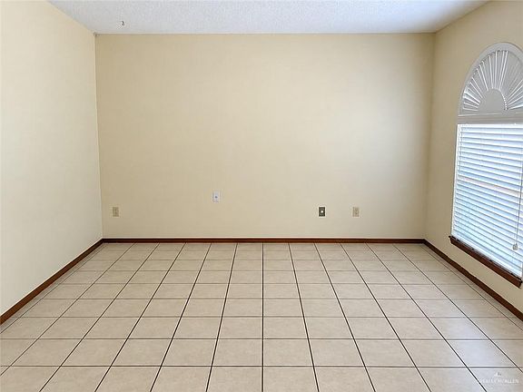 4th image of 715 Daffodil Ave