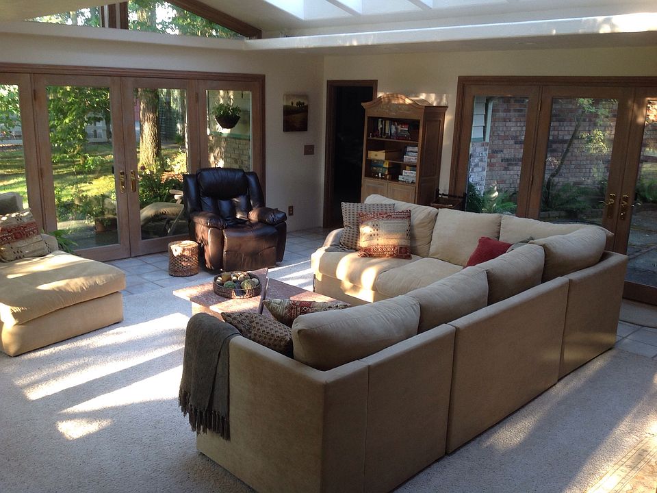 Sunroom with 10 skylights