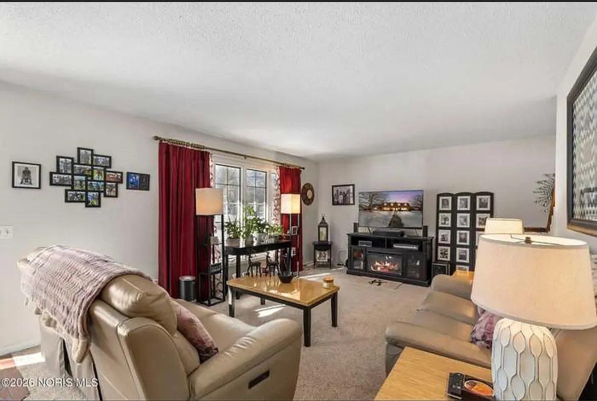 5655 Cresthaven Ln — Photo 4
