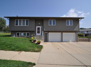 708 Lohstreter Rd, Mandan, ND 58554