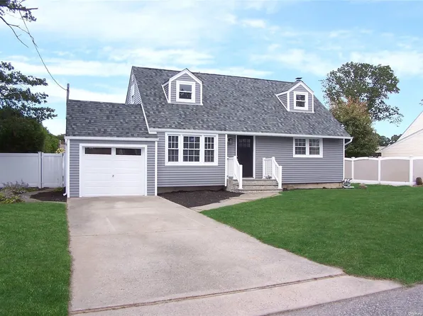 3 2nd Street, Holbrook, NY 11741