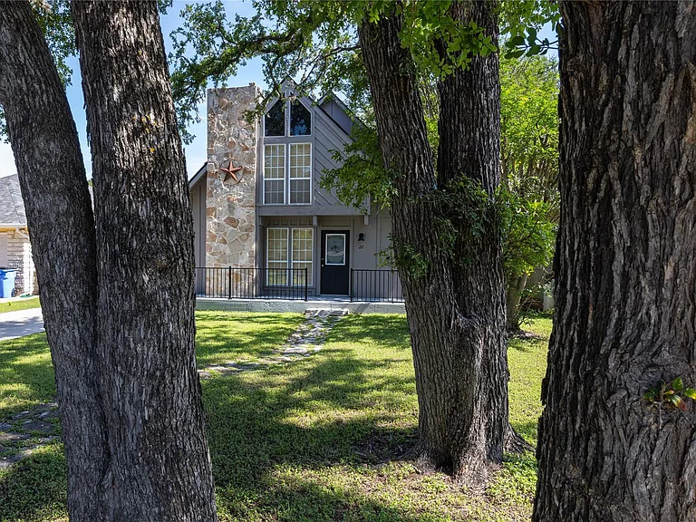 22 Stonehouse Cir — Photo 3