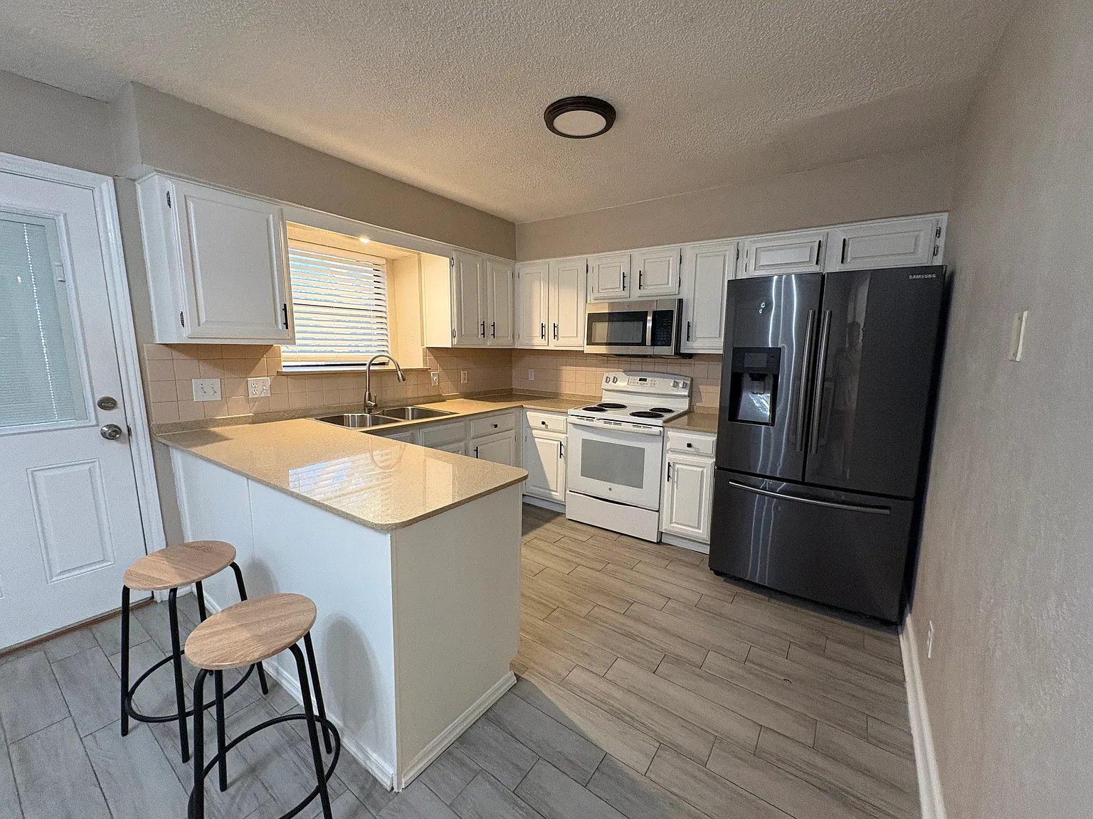 3 bed, 1336 sqft, $1,900 — Photo 3