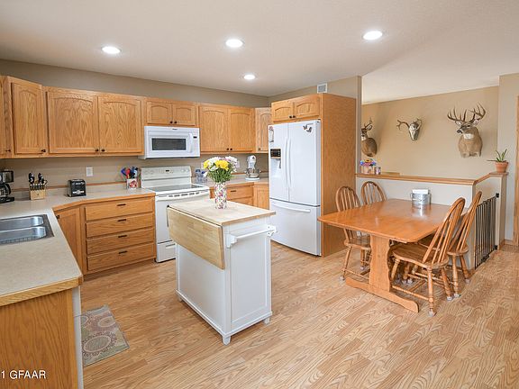 3rd image of 1050 Selkirk Cir