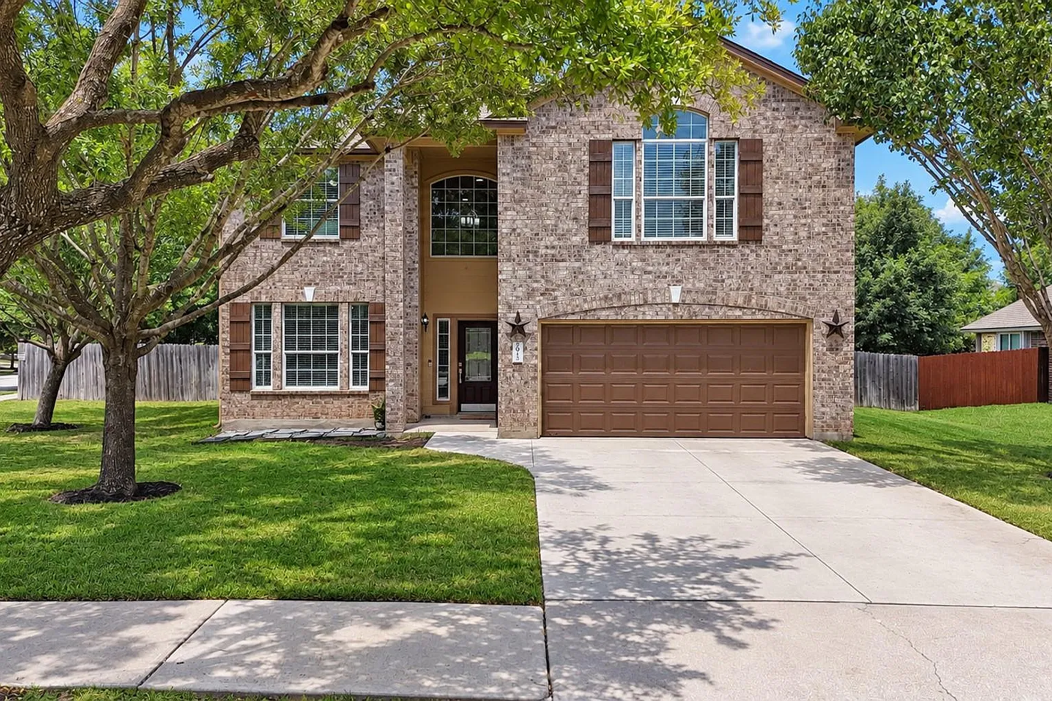 5 bed, 2.5 bath, 2507 sqft, $3,000 — Photo 2