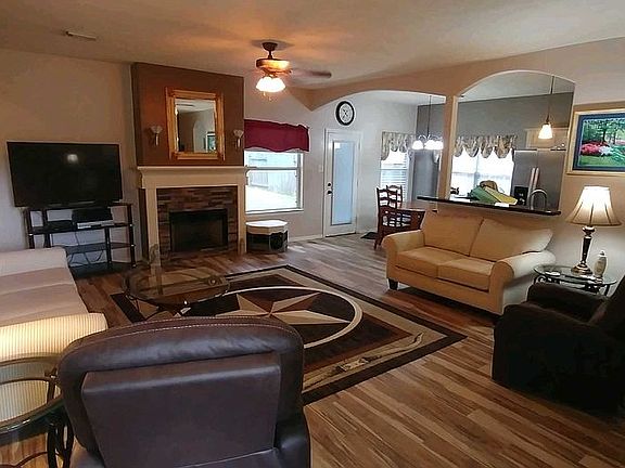 Living room - gas fireplace