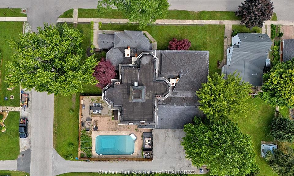 3rd image of 620 Cross St