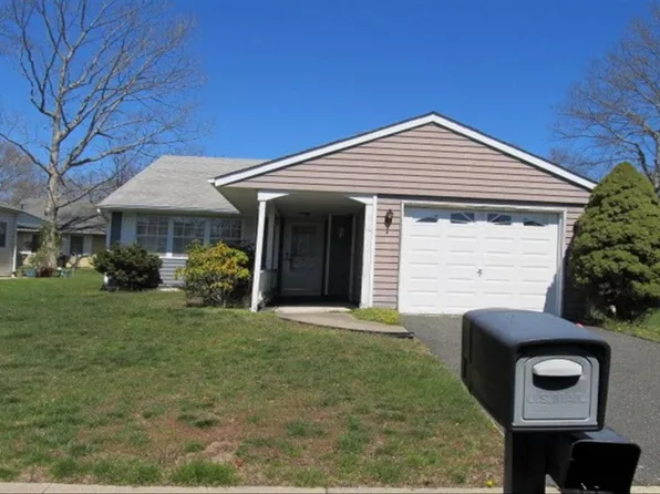 162 Brownfield Dr, Ridge, NY 11961