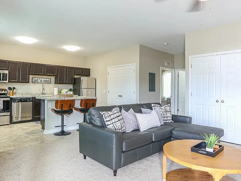 Ash Park Apartments — Photo 9