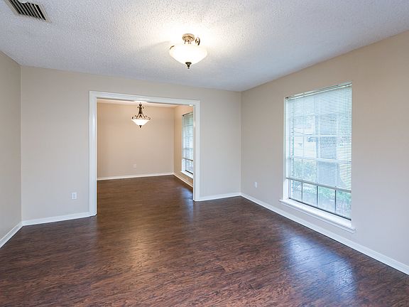 5th image of 221 Chimney Ln