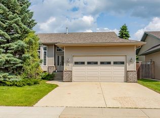 21 W Royal Cres, Lacombe, AB T4L2H7