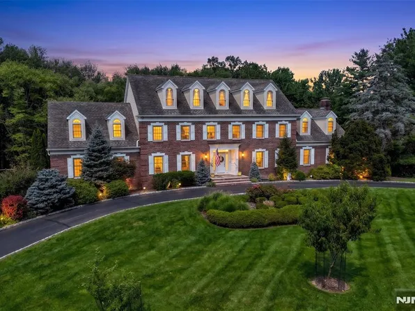 958 Arapaho Trl, Franklin Lakes, NJ 07417