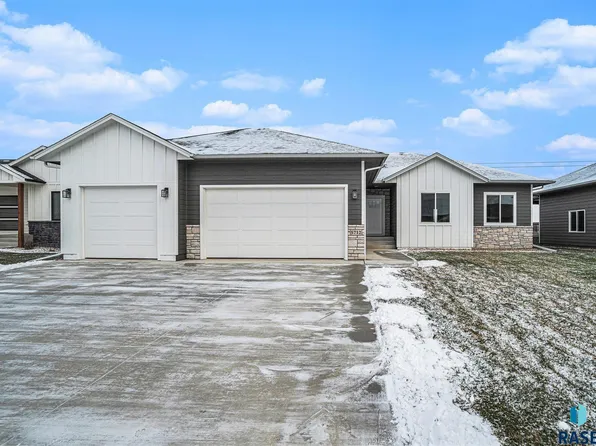 5712 S Huntwood Ave, Sioux Falls, SD 57108