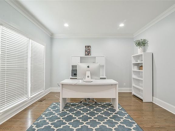 4th image of 1007 Glen Chase Dr