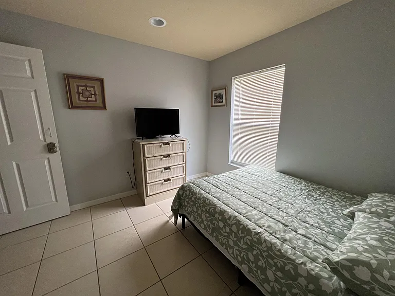 2925 Montclaire Ave — Photo 4