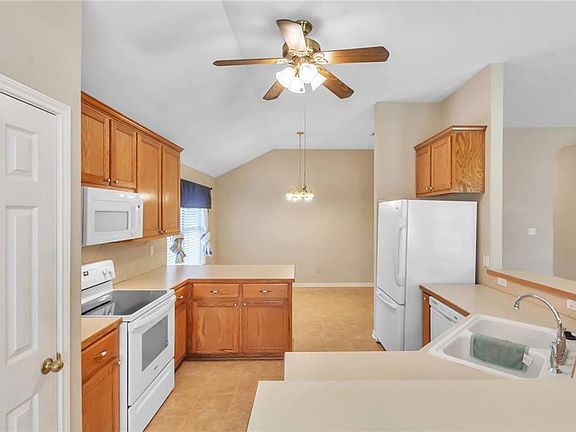 4th image of 203 Blanco Dr