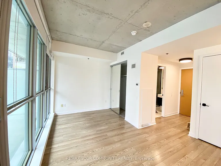 375 King St W #402 — Photo 14