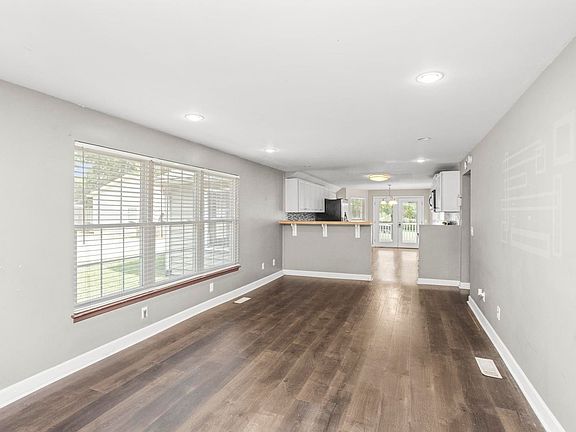 4th image of 3833 Saunders Ave