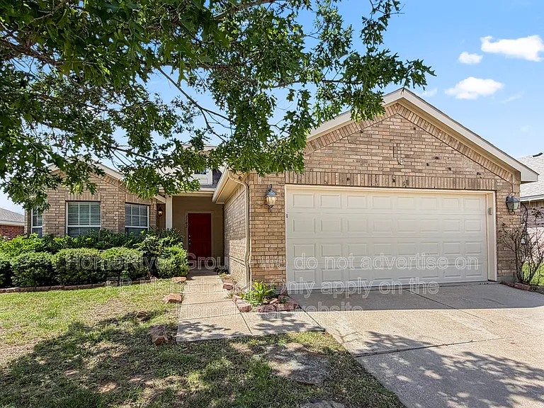1102 Oak Hollow Ln — Photo 1