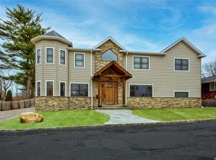 25 Library Ln, Bayville, NY 11709