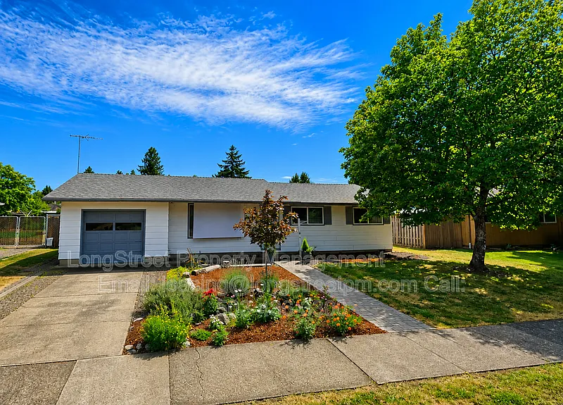 310 NE Cambridge Cir
