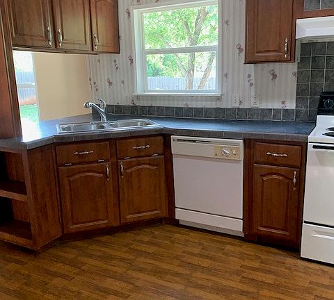 3rd image of 823 Driftwood Ln