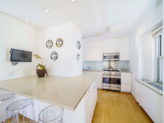 4th image of 400 E 56th St APT 15B