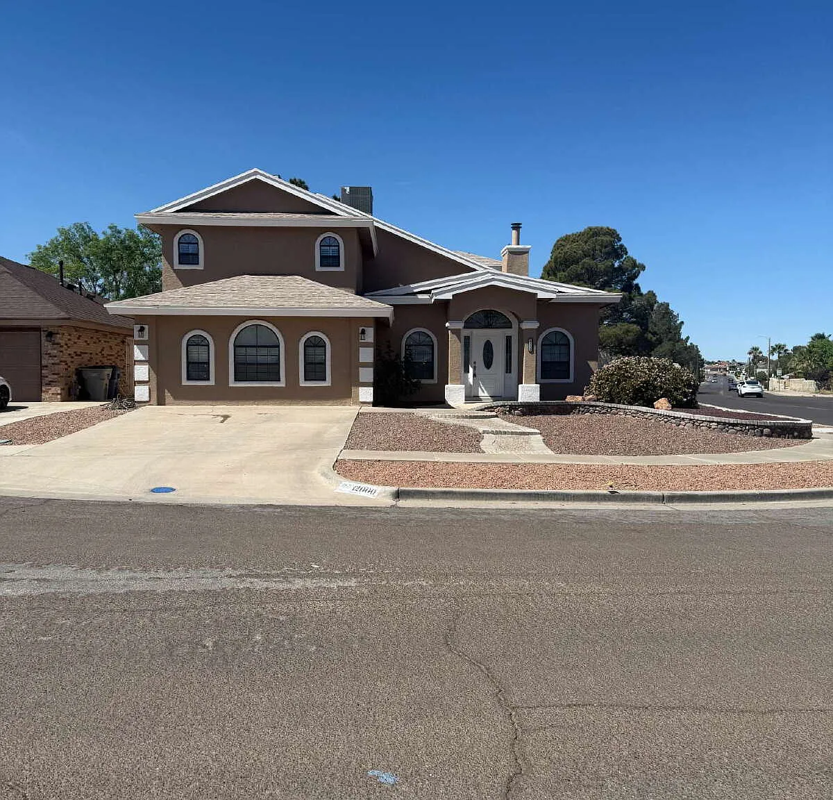 3 bed, 2.0 bath, 2801 sqft, $1,950 — Photo 2