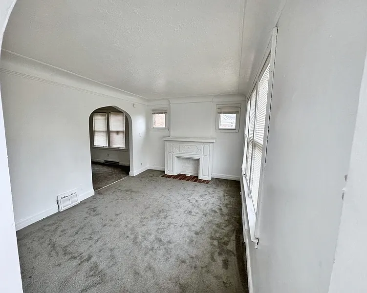 3 bed, 1.0 bath, 1400 sqft, $1,200 — Photo 2