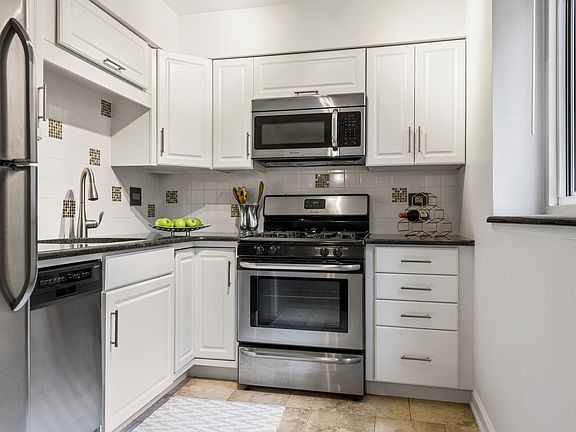 3rd image of 515 W Wrightwood Ave APT 409