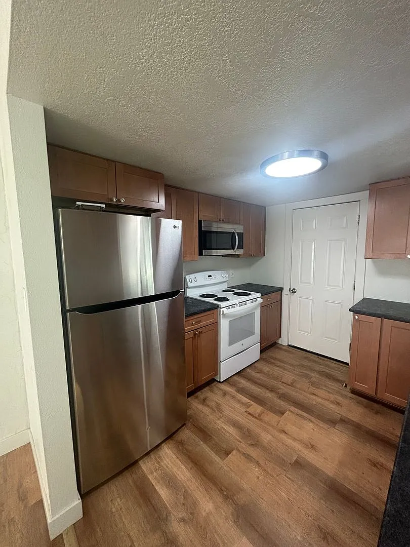 Charming 2 BR, 1 BTH + Den | Minutes from Downtown Chico & CSUC — Photo 3