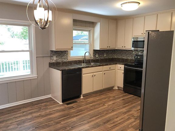 3rd image of 1807 Cypress Dr