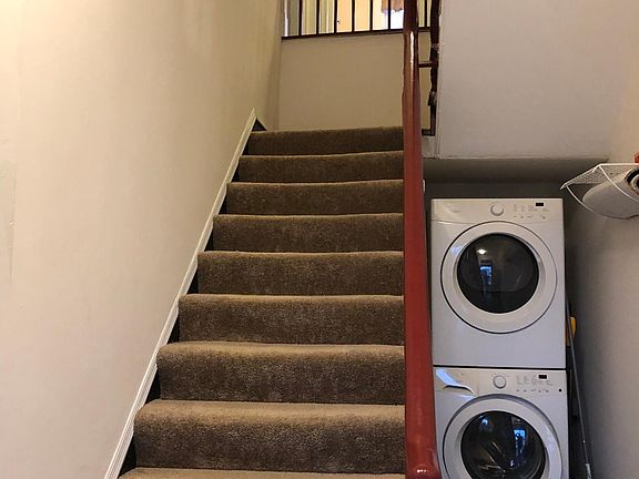 Entry/laundry
